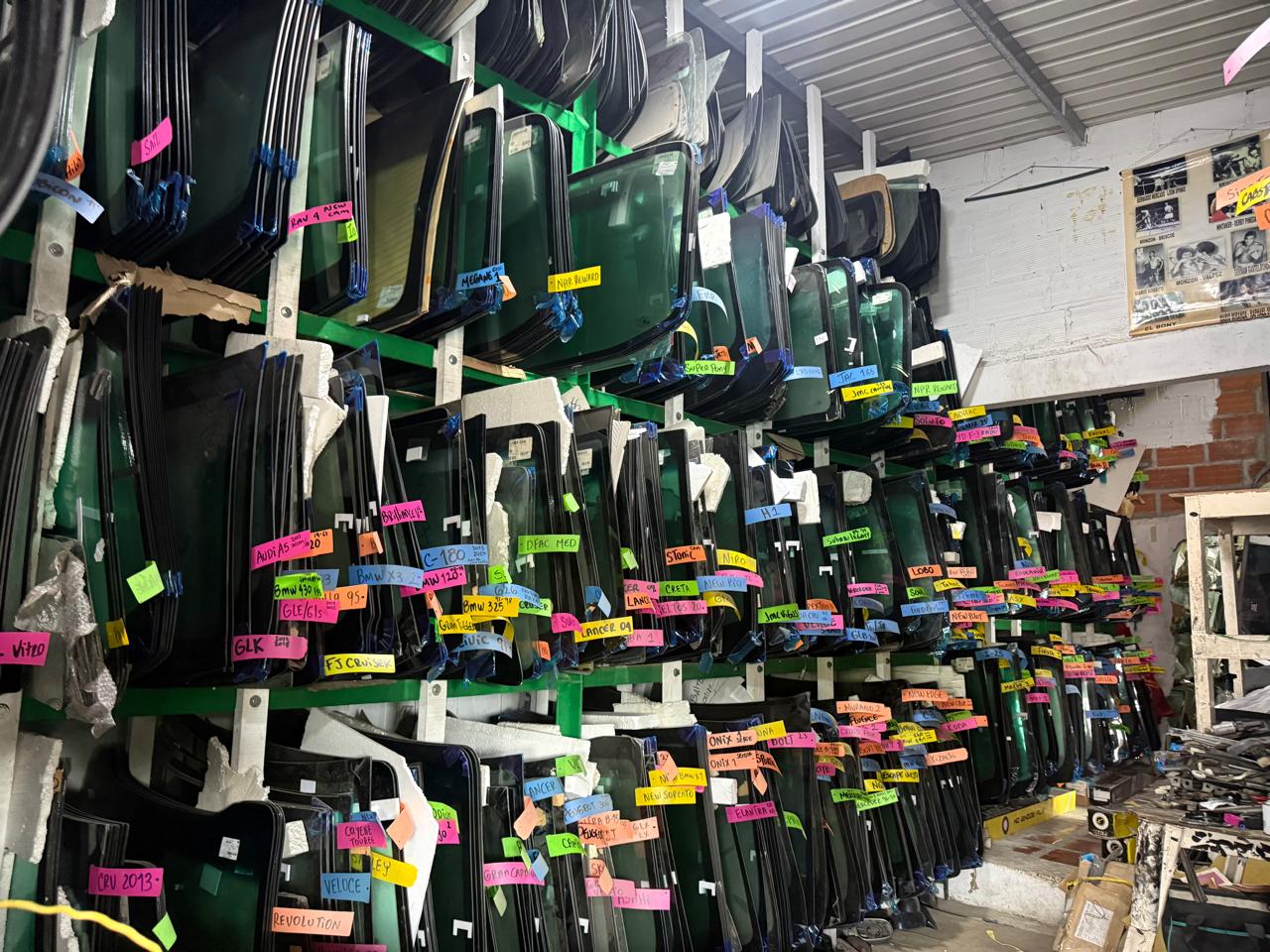 Inventario de vidrios automotrices en el local de Baltor Vidrios